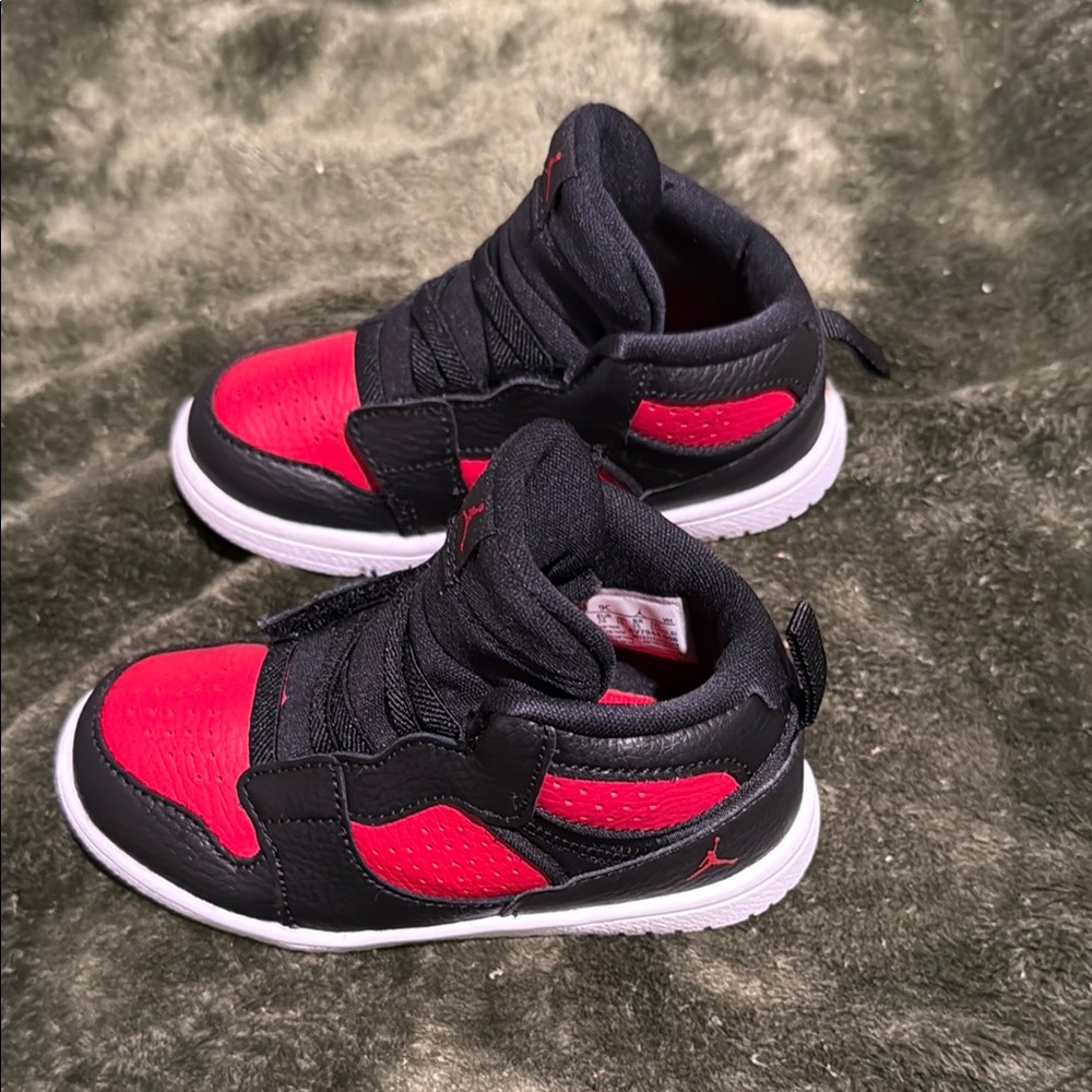 Jordan Black and Red Iconic Sneakers - Picture 2 of 5
